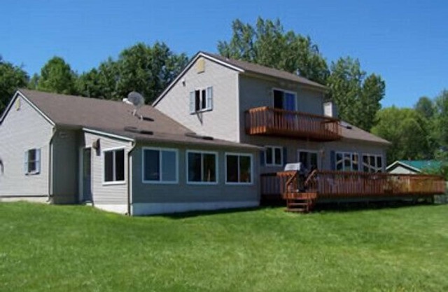 Expansive 3 BR 2 Bath Lakefront Home - Dog Friendly - Boat Lift Available