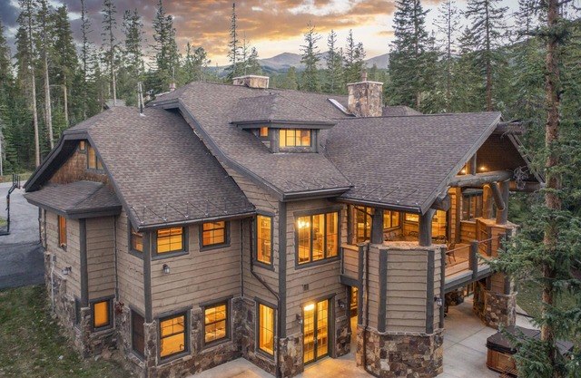 Expansive elegance at base of Peak 8, 6 en-suites, 9 fireplaces, game tables, hot tub!