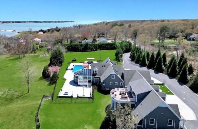 Expansive Hamptons Mansion!