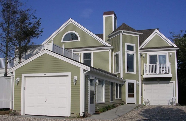 Expansive Home With Gorgeous Bay Views! (1052)