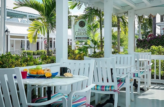 Experience All Of What Key West Has To Offer! Beach Access, 3 Pools, Bar!
