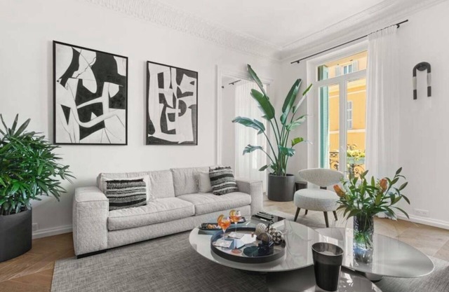 Experience Hyères on foot from this beautiful, central apartment.