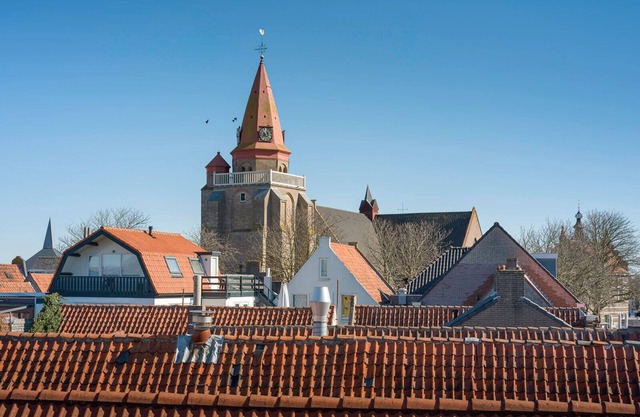 Experience the liveliness of the village of Ouddorp, but also be close to the endless natural beauties of Goeree-Overflakkee.