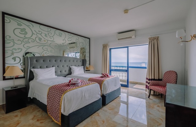 Explore Albufeira Marina! Four Spacious 1BR with Full Kitchens, Ocean View!