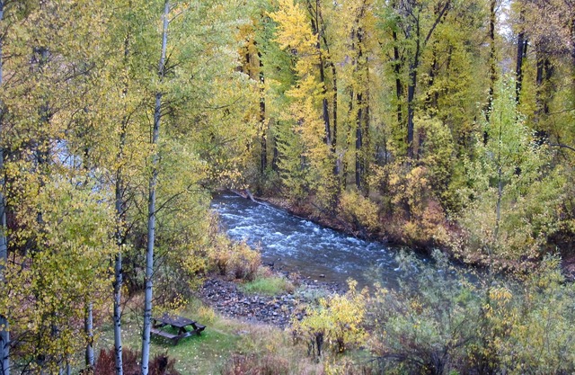 EXQUISITE RIVER FRONT RETREAT 5 MINUTES FROM LIFTS