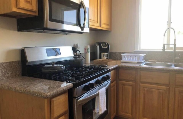 Extended Stay Burbank Bungalow - Live Like a Local