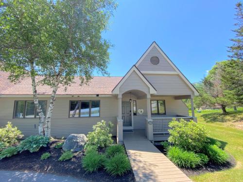 F14 Bretton Woods Condo along golf course short walk from Omni Mount Washington Hotel