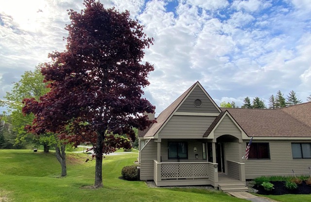 F23 Awesome on golf course in Bretton Woods with Mountain Views, Roku, AC and Piano! Dog Friendly