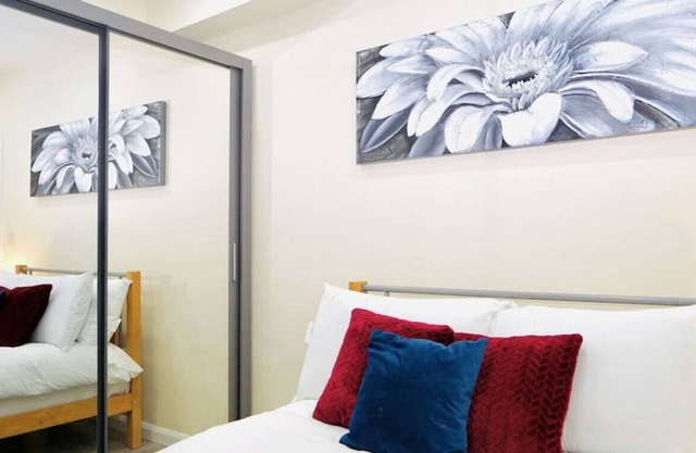 F3- 690 Cranbrook Rd · Stunning Apt | Free Parking | Private Garden