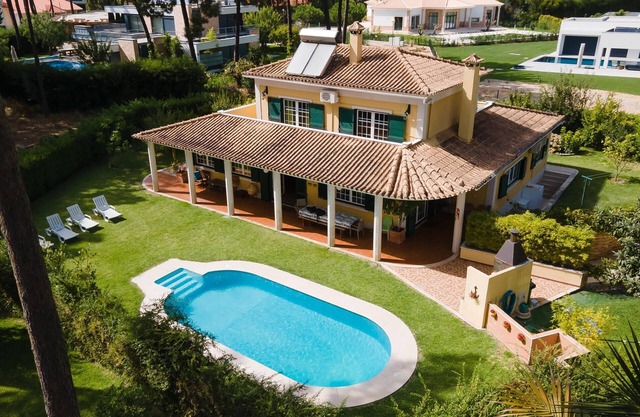 Family Friendly Villa Aroeira Golf with Pool, Garden, A/C & Wi-Fi