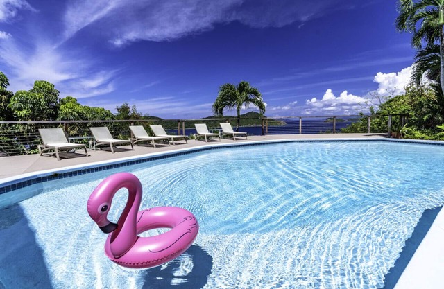 Fabulous 5BR - HUGE Pool/Deck & AMAZING VIEWS! 7 mins from Red Hook!