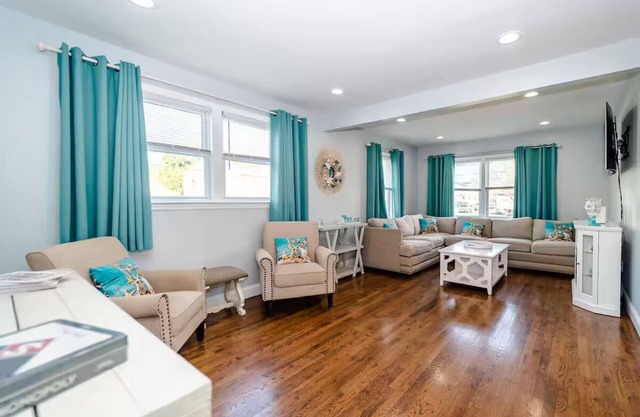 Fabulous Apt w/full amenities, blocks to beach!