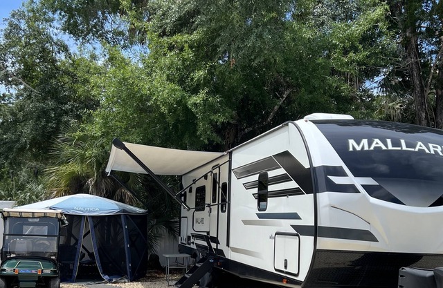 Fabulous RV waiting for you to come and relax on the Beautiful Homosassa River