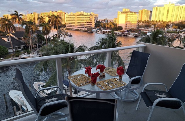 Fabulous top floor with two king-sized bedrooms in best Pompano Beach location