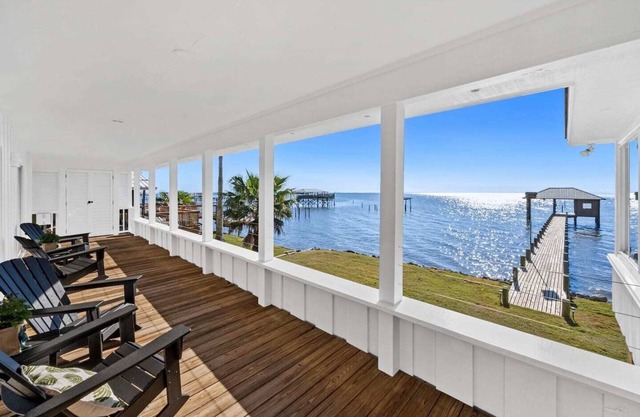 Fairhope Bay Cottage/Waterfront/Fishing pier/Glass sunroom with amazing sunset views