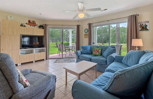 Fairway Golf Close To Beach And Shopping 2 Bedroom Condo by Redawning