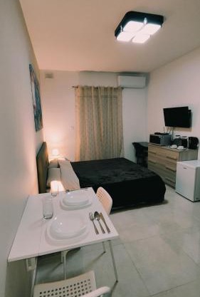 Fairwinds - Double Room with Ensuite - Luqa Airport - Self Check In & Out available