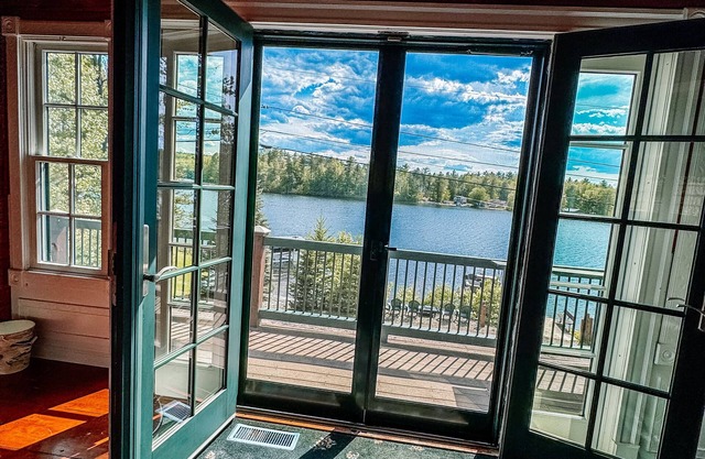 🍁 Fall Foliage Lake Escape-💦Hot Tub🌅Views🔥Firepit 🏔️ Hiking,Snowmobile Trails ❄️