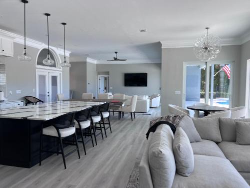 Fall in Naples - Game Room pvt pool hot tub impeccable decor