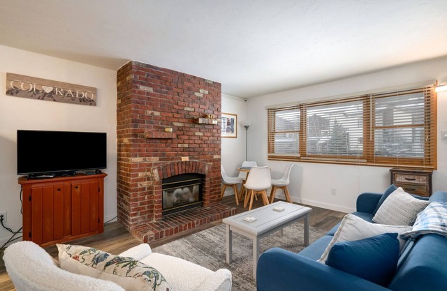 Fall Line Flat, Updated Ski in/Ski out Property, Hot Tub