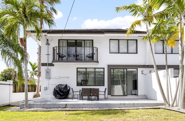 Fall Sale! Private Yard & Grill, Near Coral Gables & MIA Airport