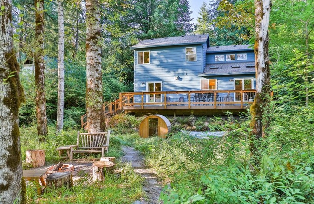Fall Sale, Stunning Riverfront Getaway, Barrel Sauna, Huge Deck, Game Room, Fire-Pit, Pool