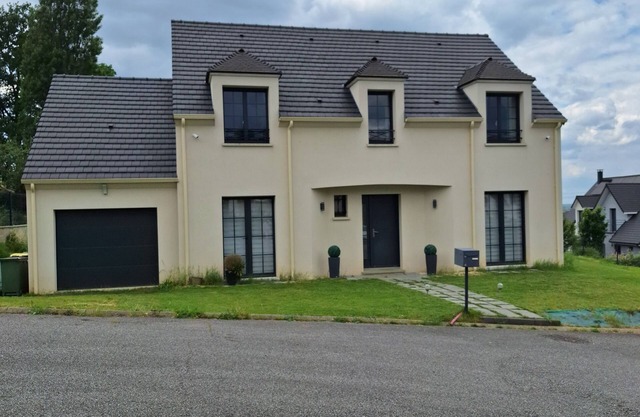 Family home. Close to golf courses, 20 minutes from Versailles.
