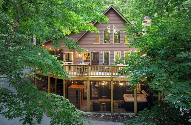 Fam-Friendly Mountain Chalet: Hot Tub, Sauna, Gameroom, Adventure Bunkbeds