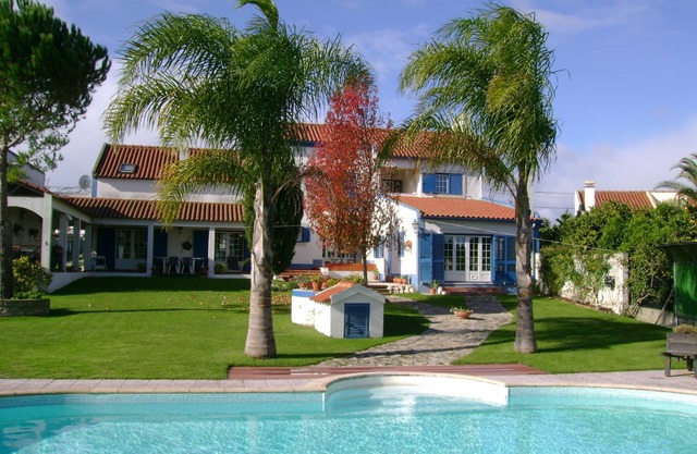Family House, halfway Lisbon/Fatima, lovely garden, private pool