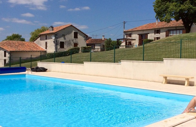 Family friendly, peaceful 3 bedroom Luxury Barn with 14m Pool & air conditioning