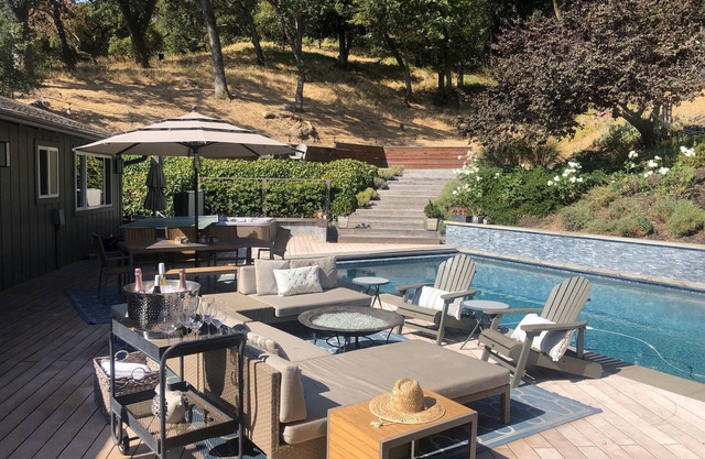 Family Destination - Private Acre in Ross - Heated Pool & Sport Court