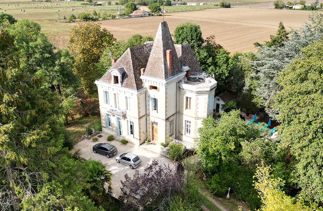 FAMILY FRIENDLY CHÂTEAU nSleeps 15 with additional accomodation for 4.