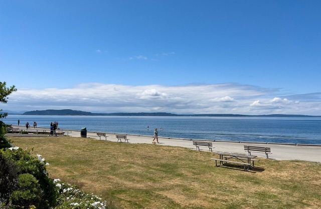 Family-friendly 2 bed home with yard in West Seattle