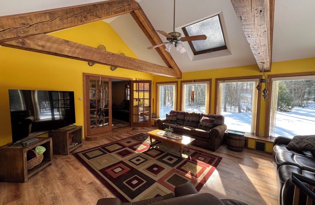 Family Friendly 3-bedroom house less than 15 minutes from Sunday River!