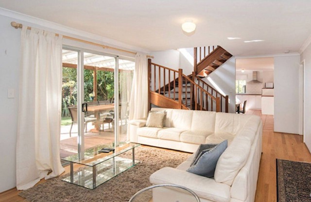 Family Friendly 4x2 self contained house - sleeps 8 - walk to town and beach