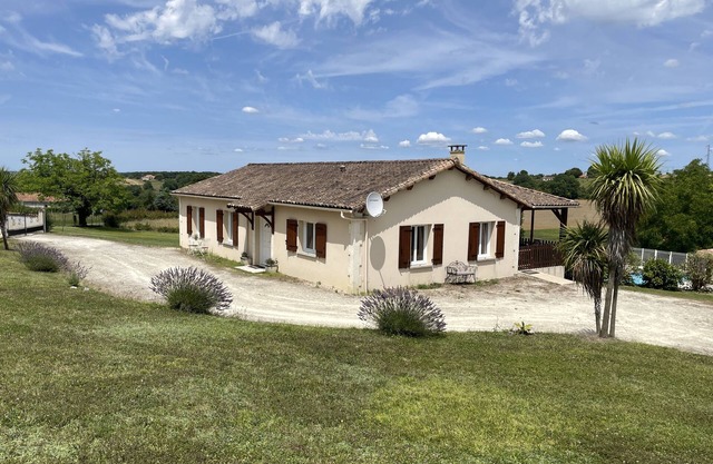 Family Friendly Accommodation With Private Heated Pool and Lovely Views