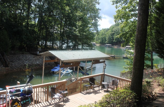 Family friendly Lake Keowee water front home in great location for Clemson games