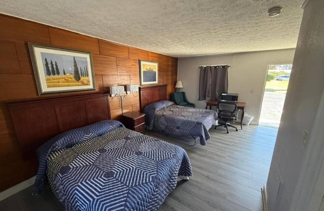 Family-Friendly Room Near Riverwalk & Danville Sites, Pets Welcome & Parking