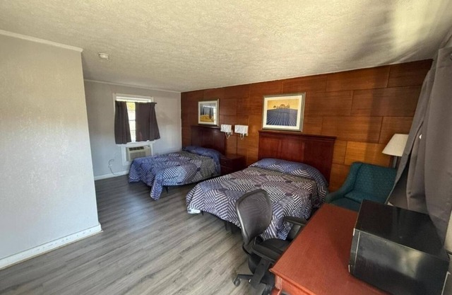 Family-Friendly Room Near Riverwalk & Danville Sites, Pets Welcome & Parking