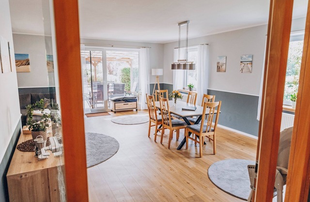 Family-friendly semi-detached house by the lake, only 200m to the beach