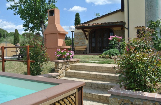 Family friendly vacation house for 6 , swimming pool, close to the sea