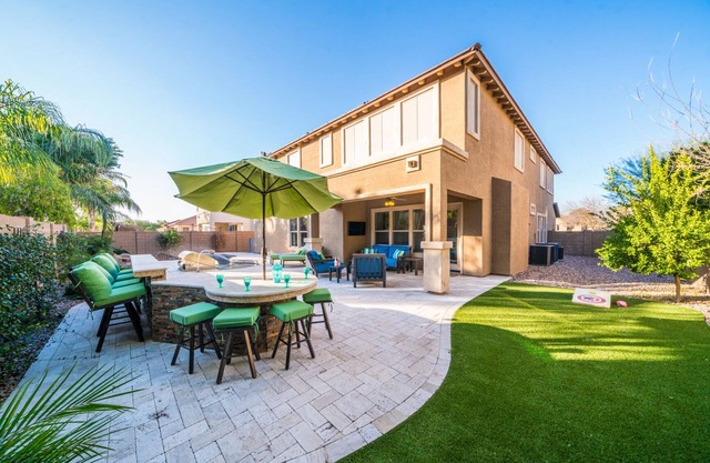 FAMILY FUN EMPORIUM! Billiards, HEATED Pool, 2 Lofts! Sleeps 18 Adults