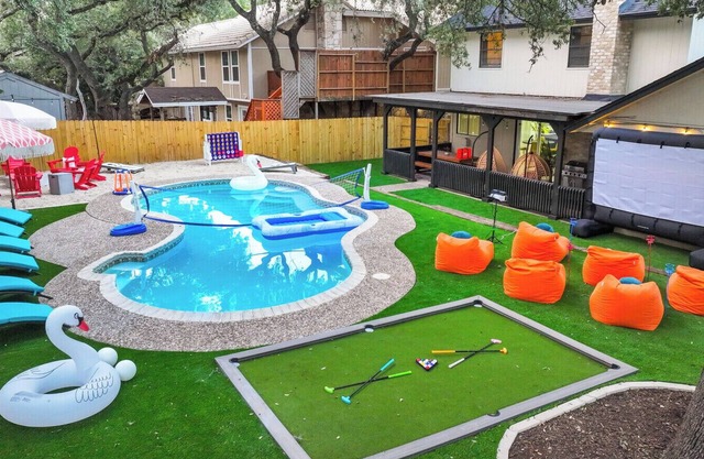 Family/Group Getaway: Pool, Hot Tub, Firepit, Gameroom & Rack'em Up Mini Golf