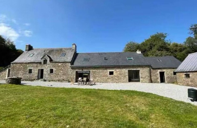 Family home in the forest near Lac de Guerledan