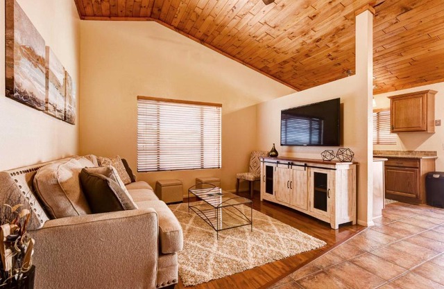 Family Home - Walk to Golf Course and Park