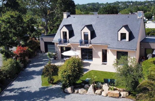 Family house 180m2 - indoor pool - 150m from the beach on foot