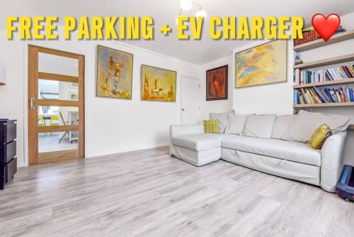 Family House in the Heart of Hanwell with 5 stars!