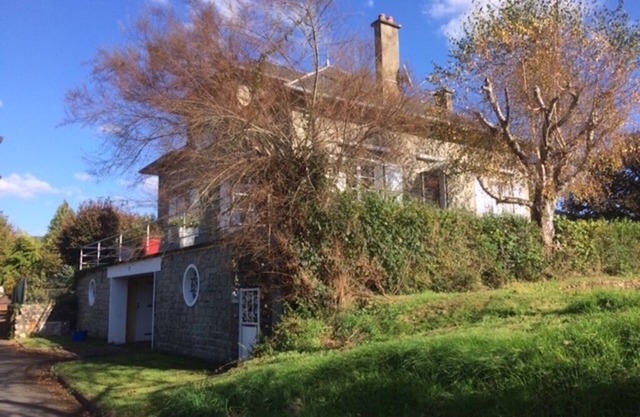 Family villa, good compromise between town and country, quiet location