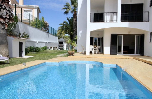FANTASTIC AND SPACIOUS T3 WITH PRIVATE SWIMMING POOL, 10 MINUTES TO FOOT OF LOCAL BEACHES