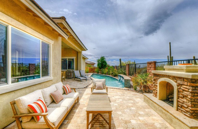 Fantastic desert retreat w/private pool, outdoor fireplace, & high-speed WiFi